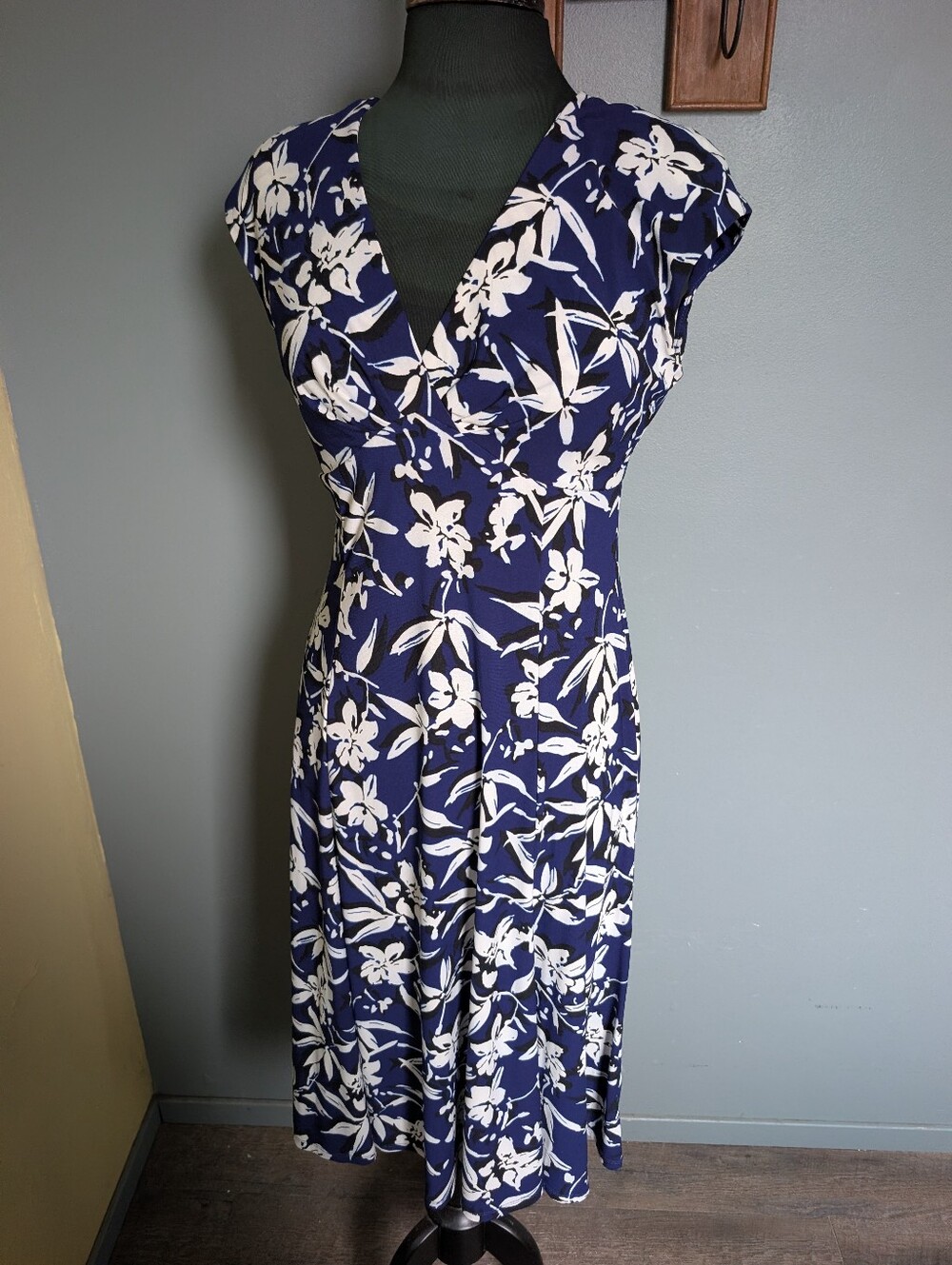 Chaps Women's Navy Blue Floral V-Neck Dress - Picture 2 of 12